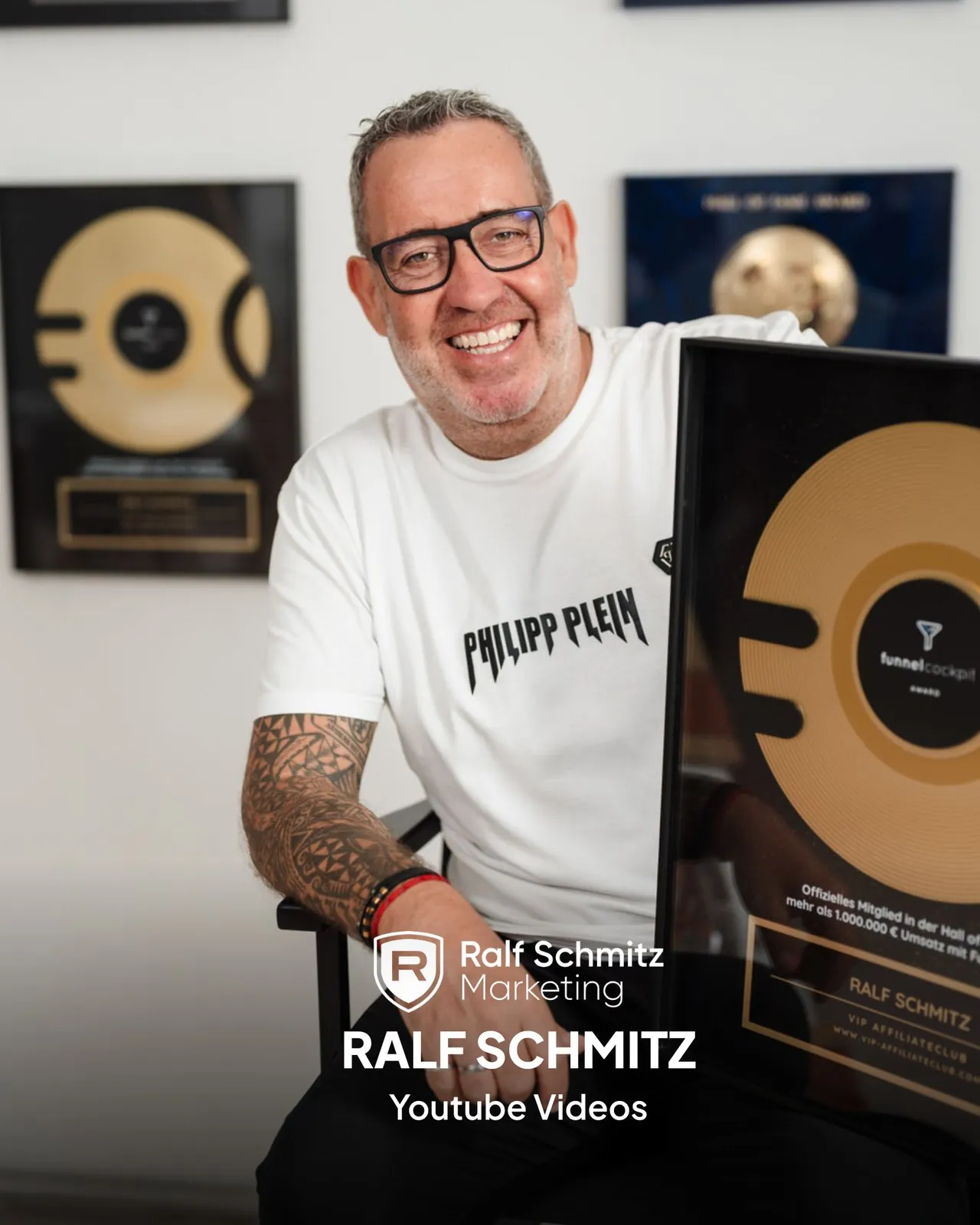 Ralf Schmitz von Ralf Schmitz Marketing mit Awards als Kundenbeispiel für Youtube Videos von Amro Media.