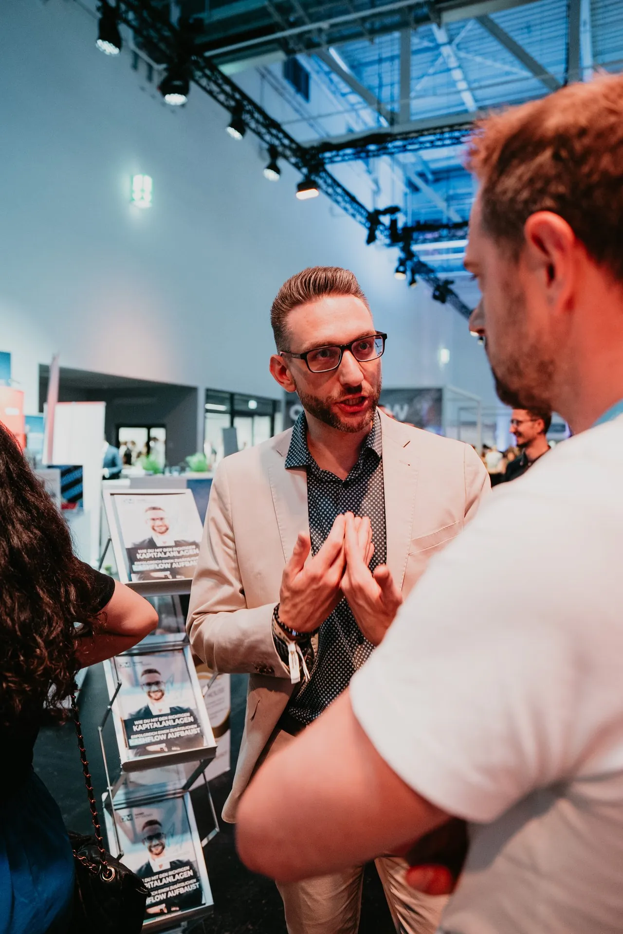 Danny Mittenzwey im Gespräch mit Besuchern am Stand