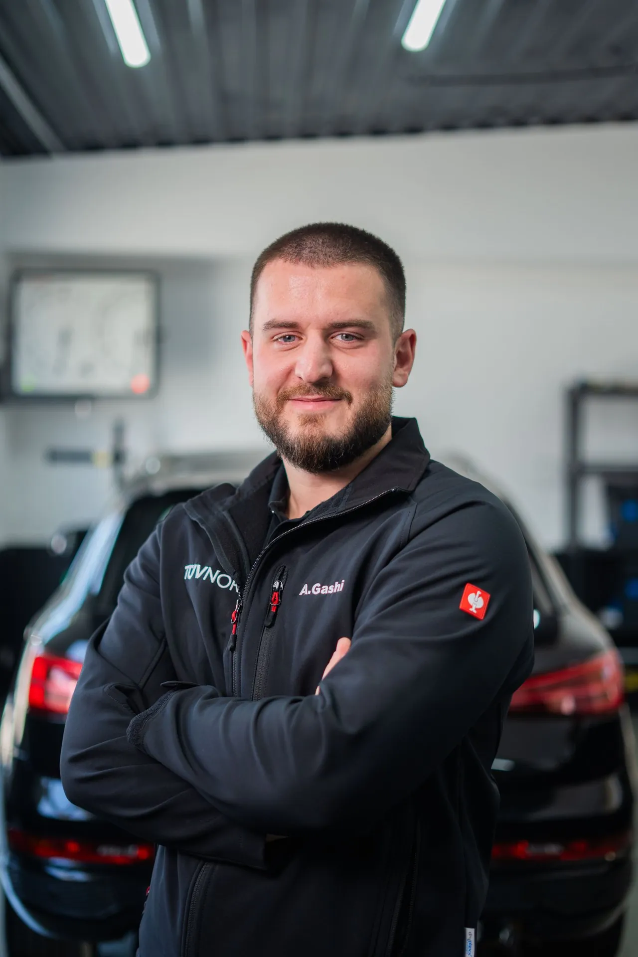 Mitarbeiter des AVG Ingenieurbüros mit verschränkten Armen in der Halle