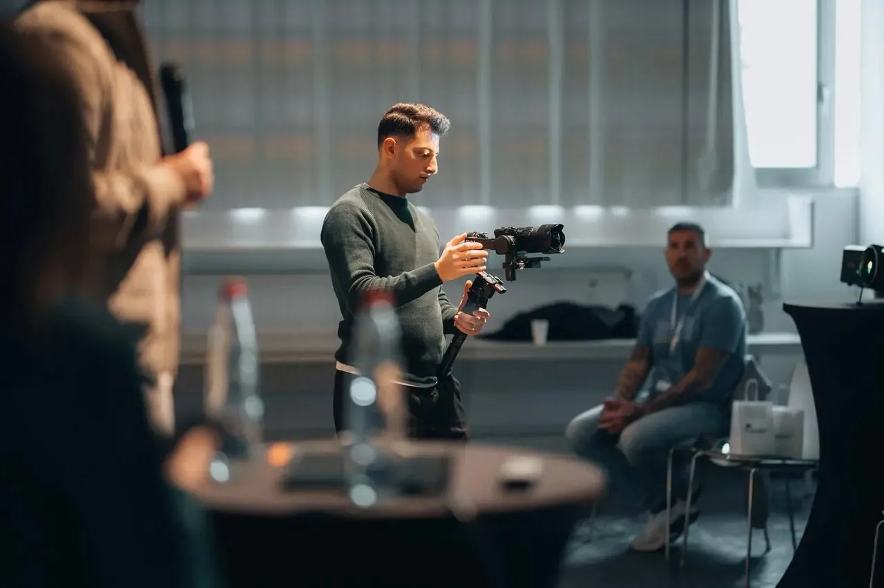Videograf von Amro Media beim Drehtag in Köln mit professionellem Gimbal und Kamera