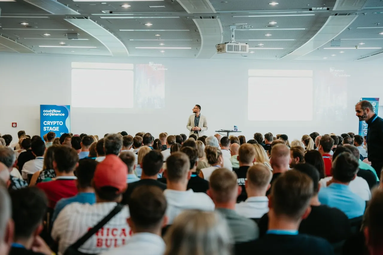 Großer Konferenzsaal mit Publikum während eines Vortrags