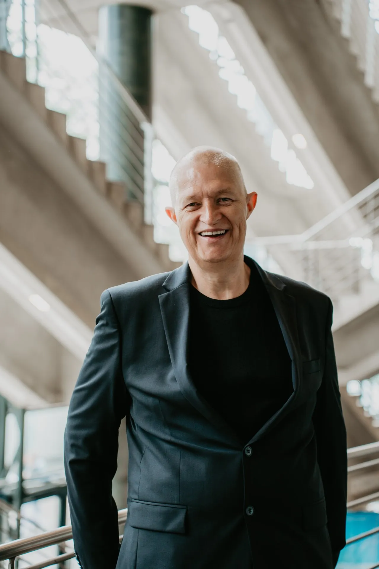 Joschi Haunsperger im Treppenhaus der Eventlocation