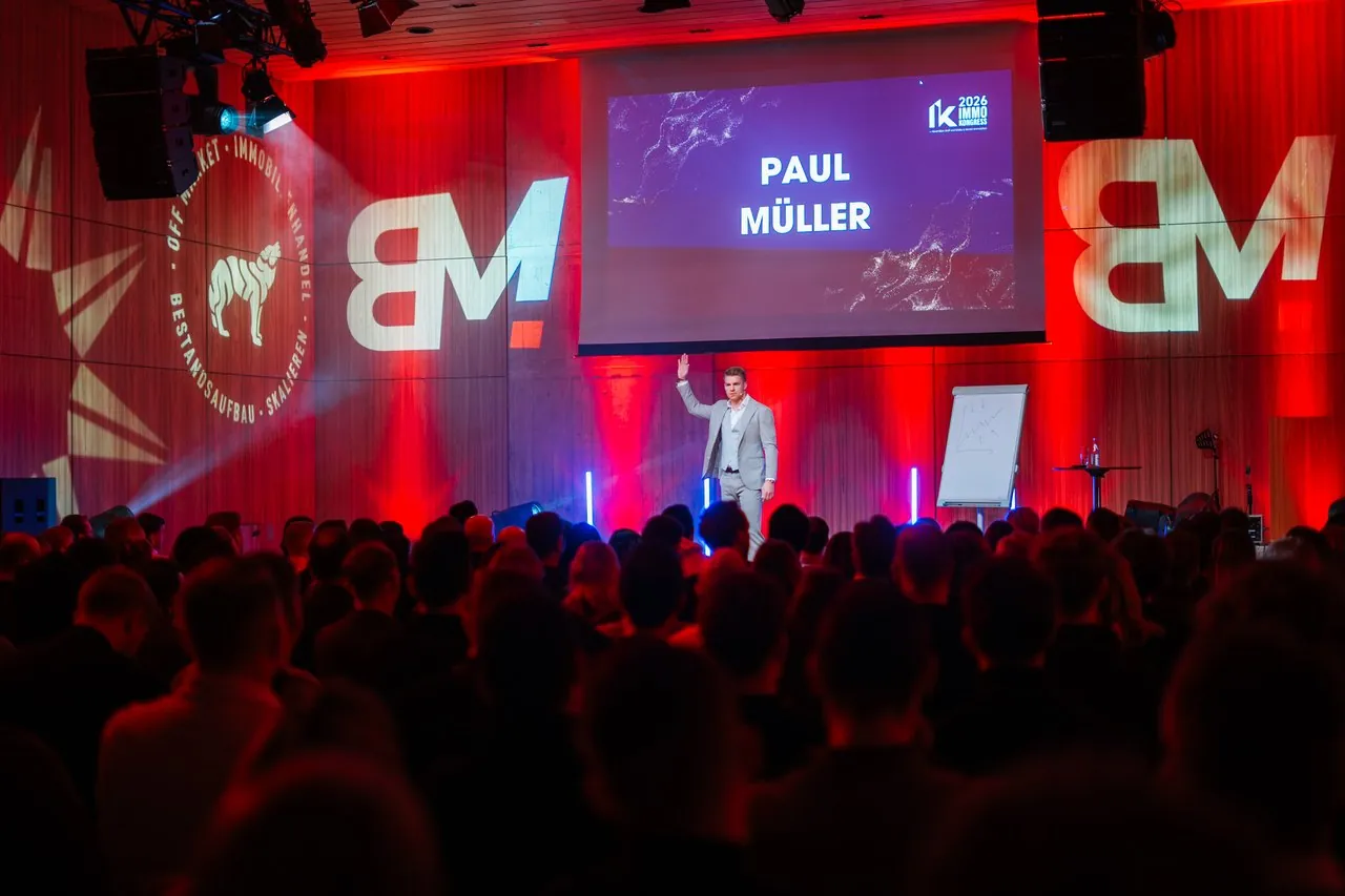 Imagefilm Unternehmen – Speaker präsentiert vor Publikum beim Business Event