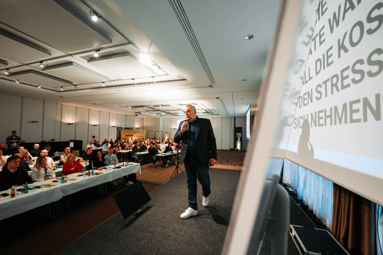 Oliver Fischer im Seminar zwischen den Teilnehmertischen