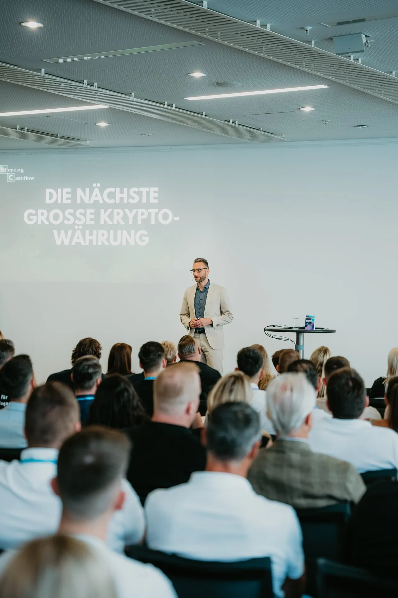 Vortrag vor vollem Saal auf einer Finanzkonferenz