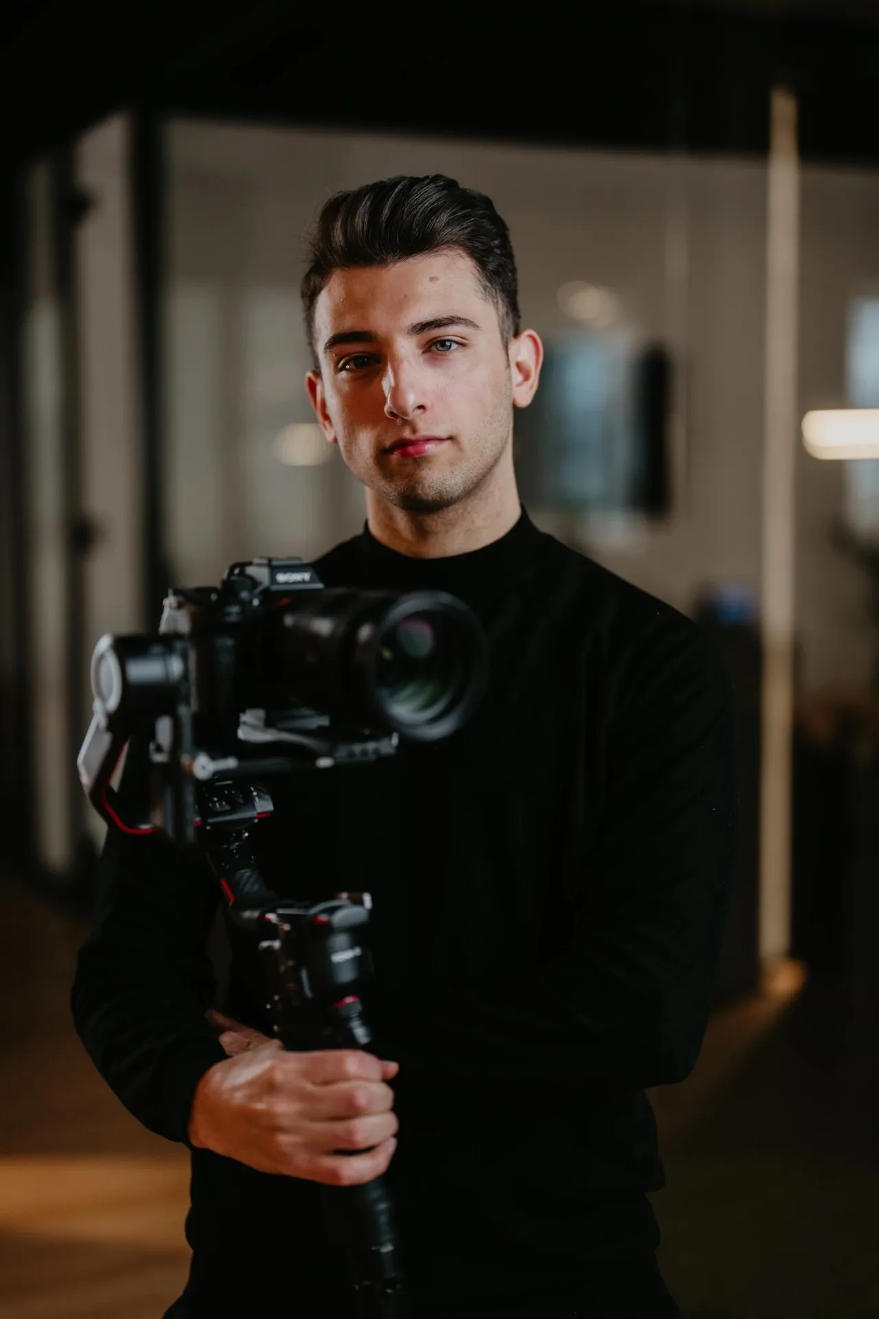 Amro Hassan, Gründer von Amro Media, mit professioneller Videokamera im Studio.