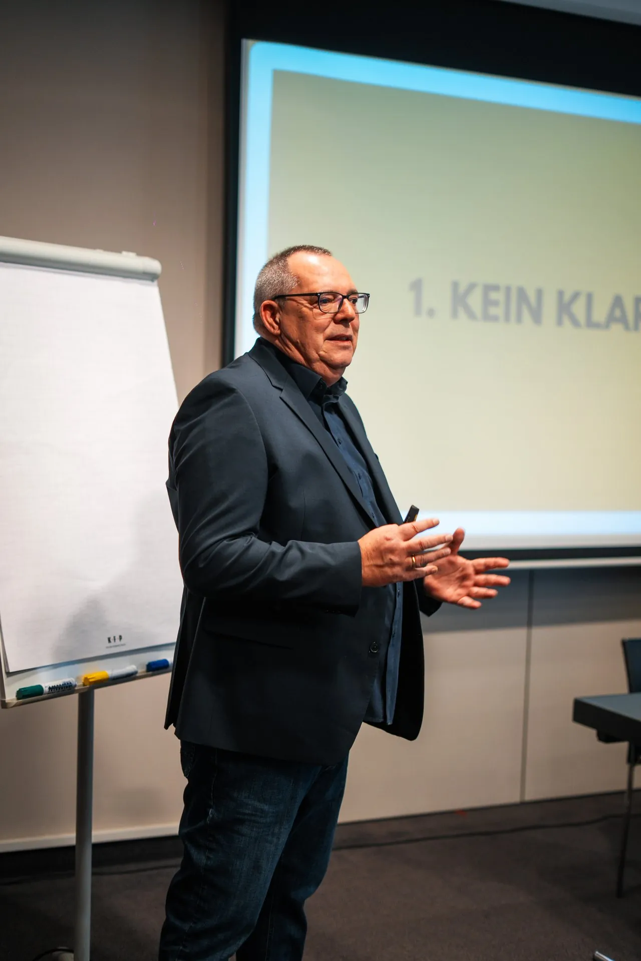 Oliver Fischer präsentiert vor einem Flipchart im Seminar