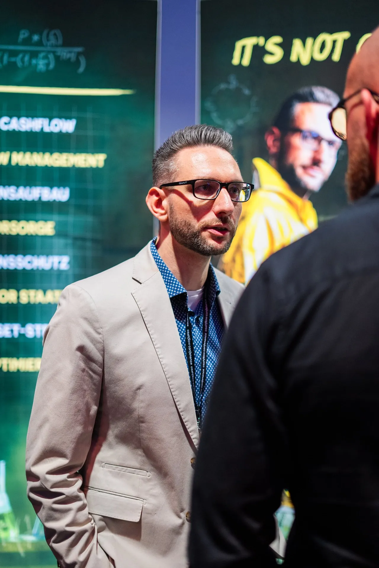 Danny Mittenzwey im Gespräch am Messestand „Breaking Cashflow“