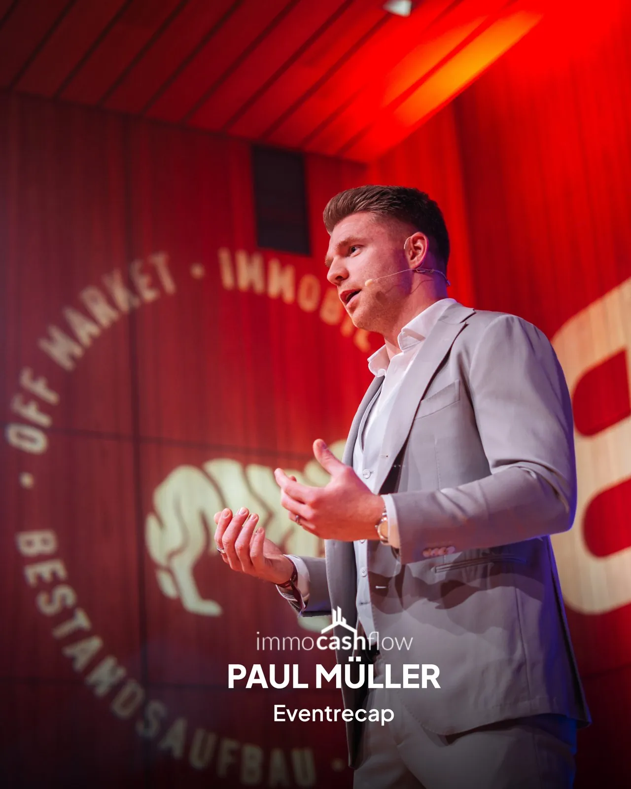 Paul Müller von Immo Cashflow auf der Bühne, Kundenbeispiel für Eventrecap und B2B-Videoproduktion von Amro Media.