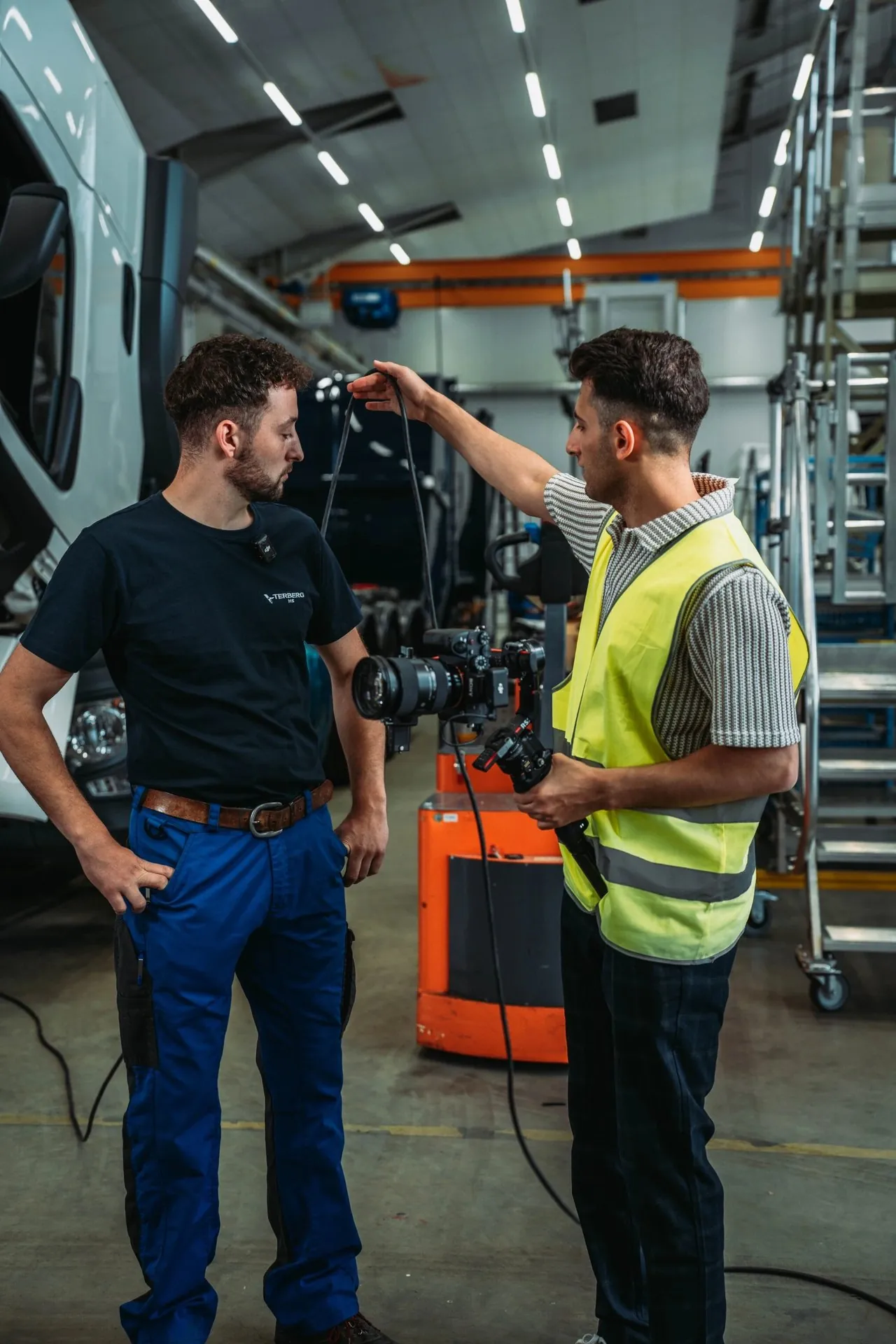 Imagefilm für Unternehmen – Professioneller Videograf beim Dreh vor Ort