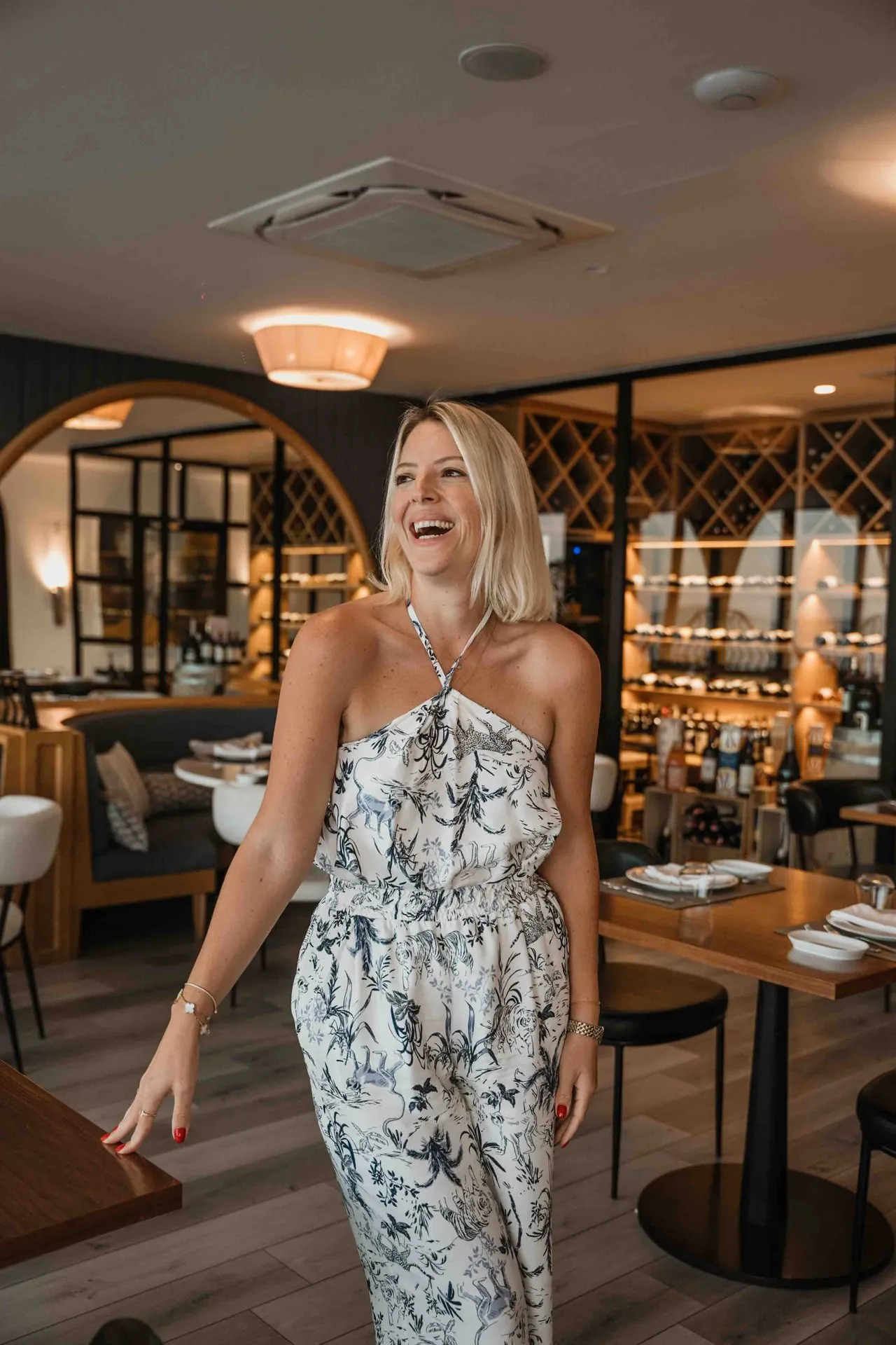 Susanne Rey in einem Restaurant, Szene vom Drehtag