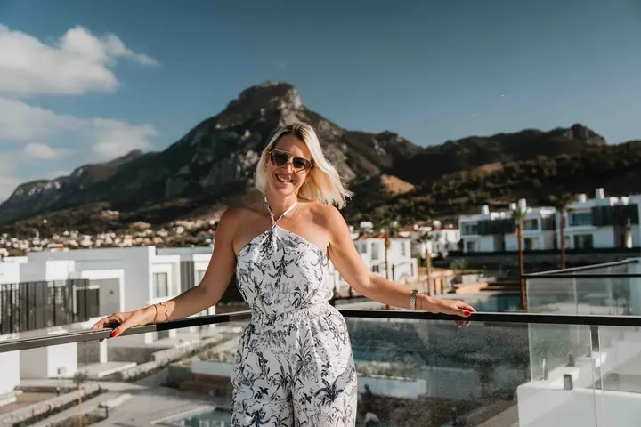 Susanne Rey auf einer Terrasse mit Bergpanorama beim Drehtag