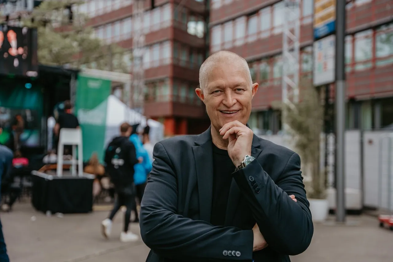 Joschi Haunsperger auf der Straße vor der Eventlocation