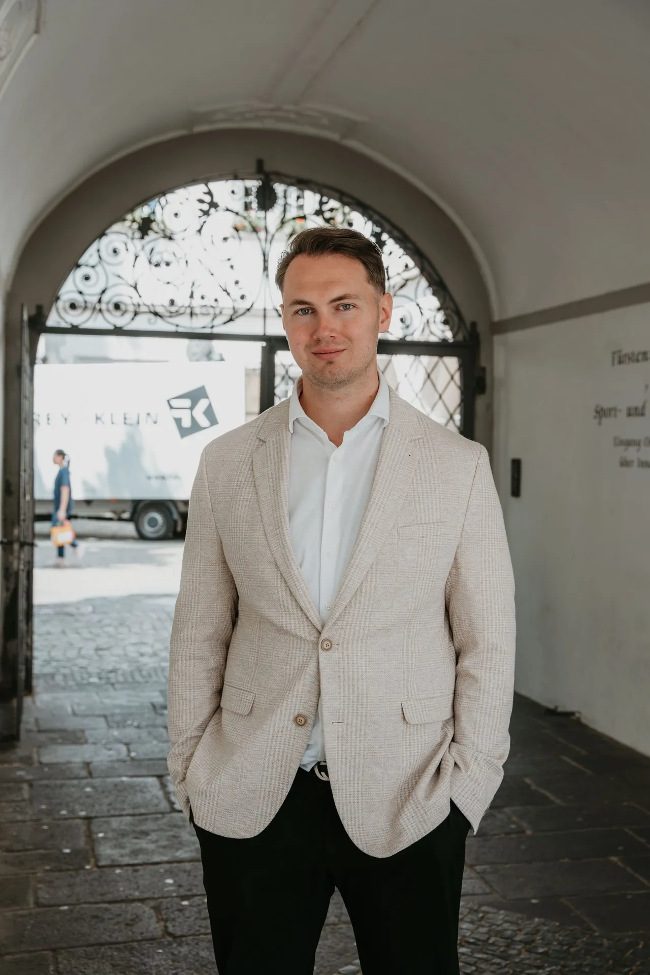 Julien Feller unter einem Torbogen in der Altstadt