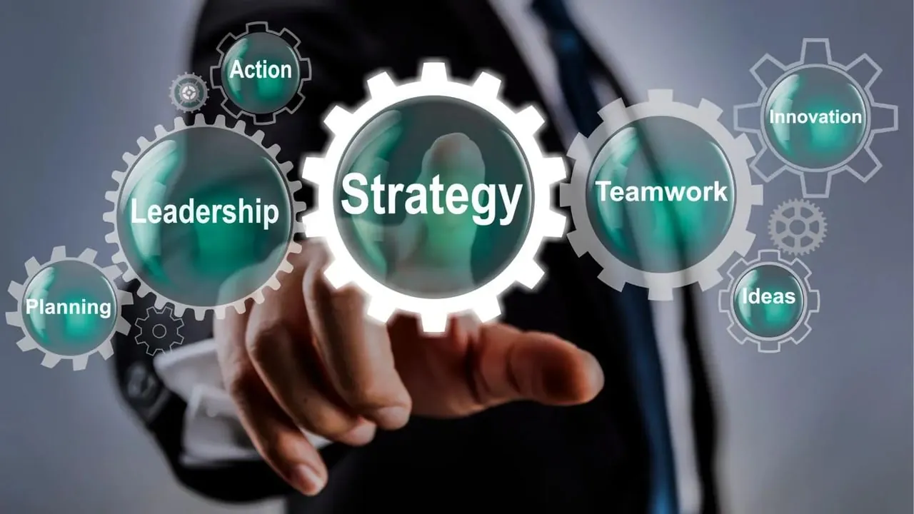 Eine Person interagiert mit digitalen Zahnrädern, die Kernaspekte einer Strategie wie Planung, Action und Innovation zeigen – zentral für eine effektive Social Media Video Strategie.