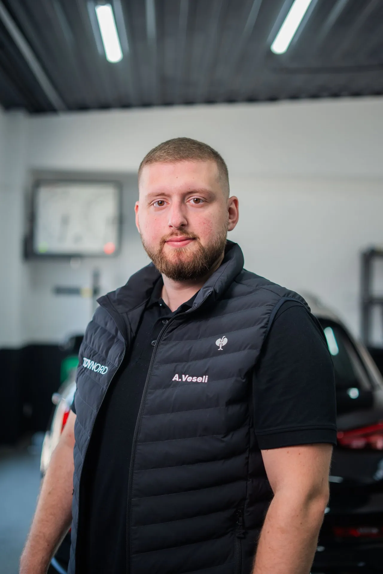 Mitarbeiter des AVG Ingenieurbüros in der Werkhalle