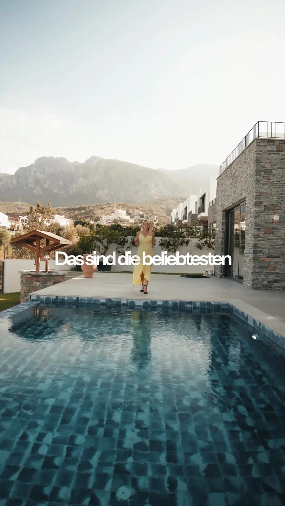 Reel von Susanne Rey: Pool einer Ferienanlage vor Bergkulisse
