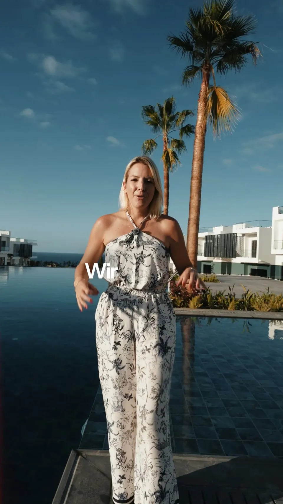 Reel von Susanne Rey am Infinity-Pool zwischen Palmen