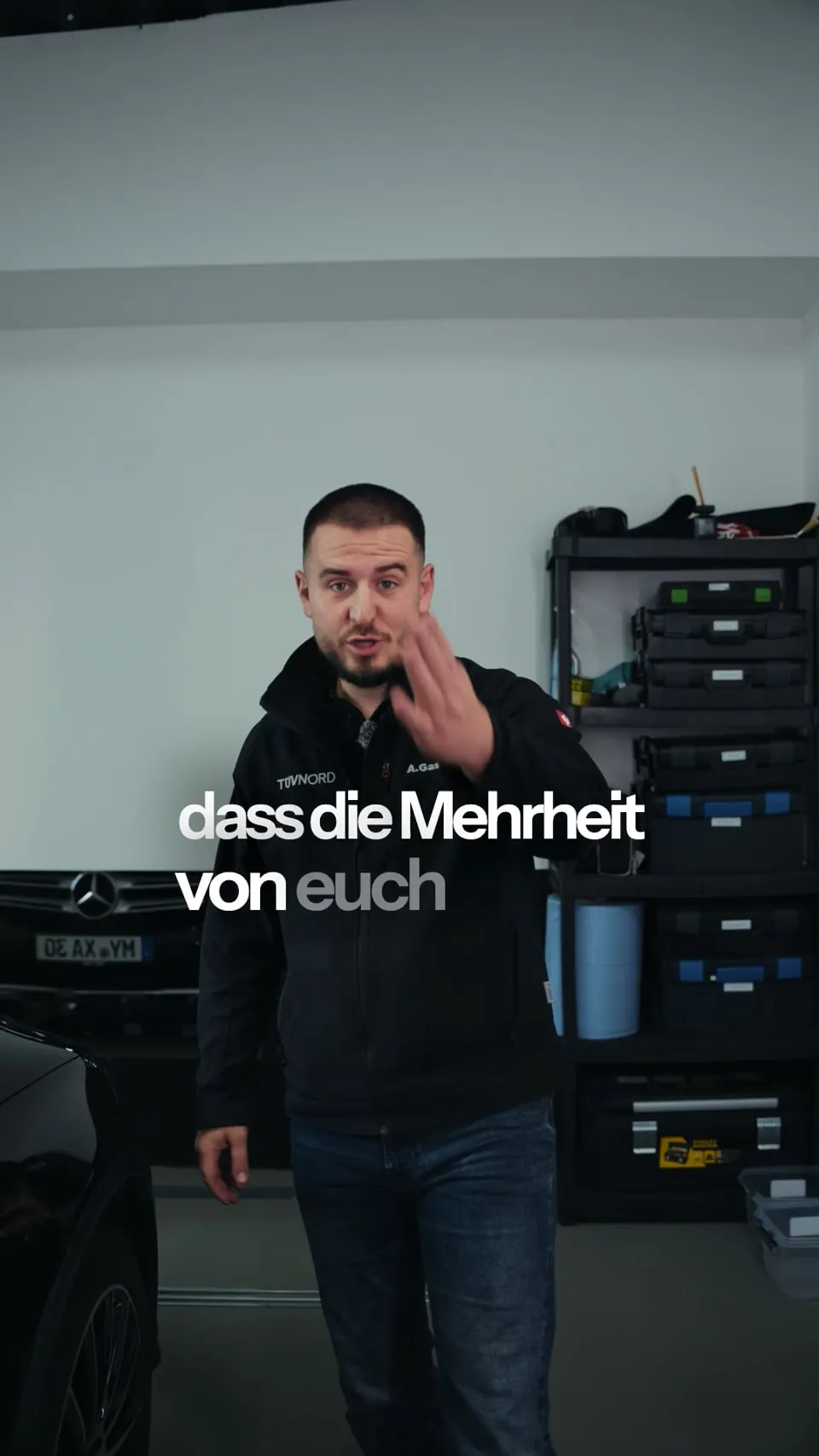 Reel des AVG Ingenieurbüros: Mitarbeiter spricht in der Werkstatt in die Kamera