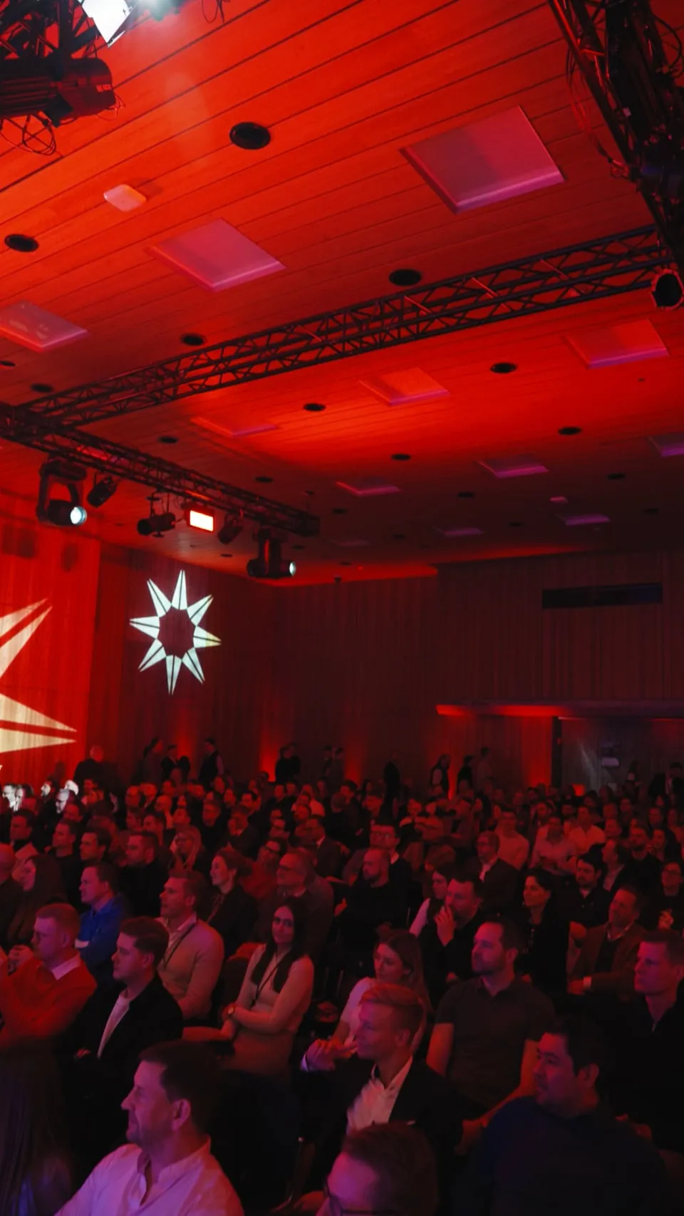 Voll besetzter Saal beim Immokongress mit Paul Müller, Szene aus einem Reel