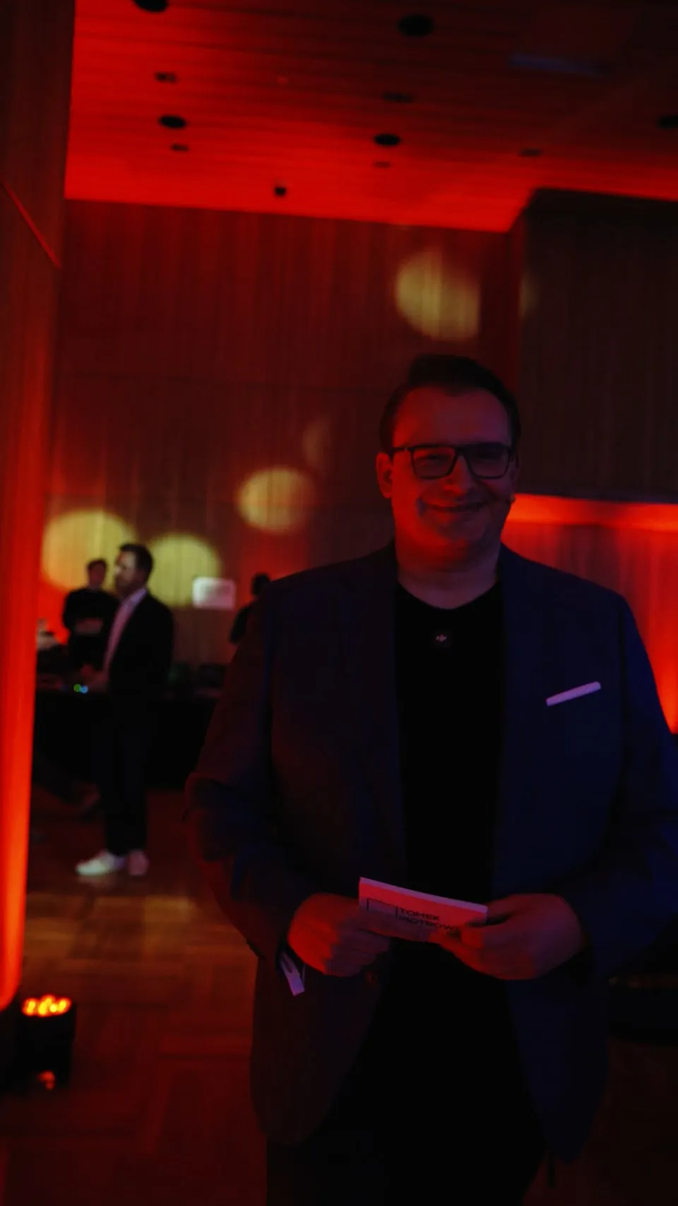 Reel von Tomek Piotrowski auf der Bühne im roten Licht
