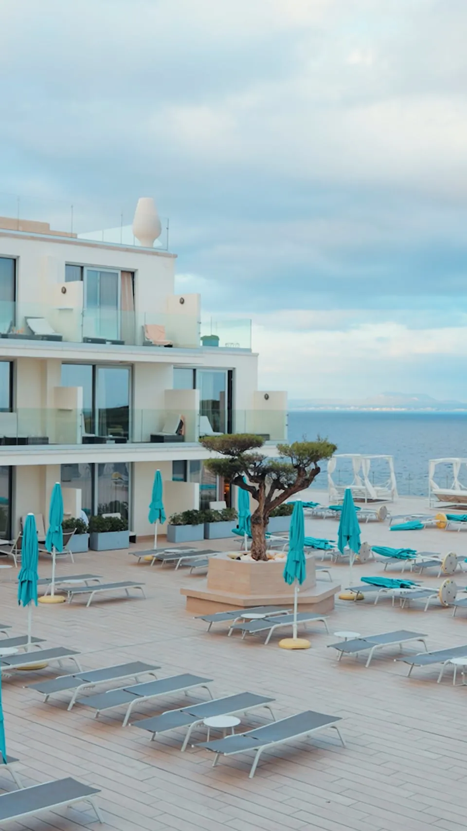 Hotelanlage mit Pool am Meer, Location einer internationalen Mastermind