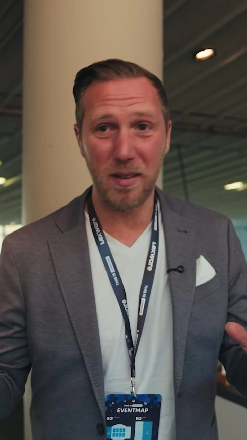 Teilnehmer der OMKO spricht in einem Event-Reel in die Kamera