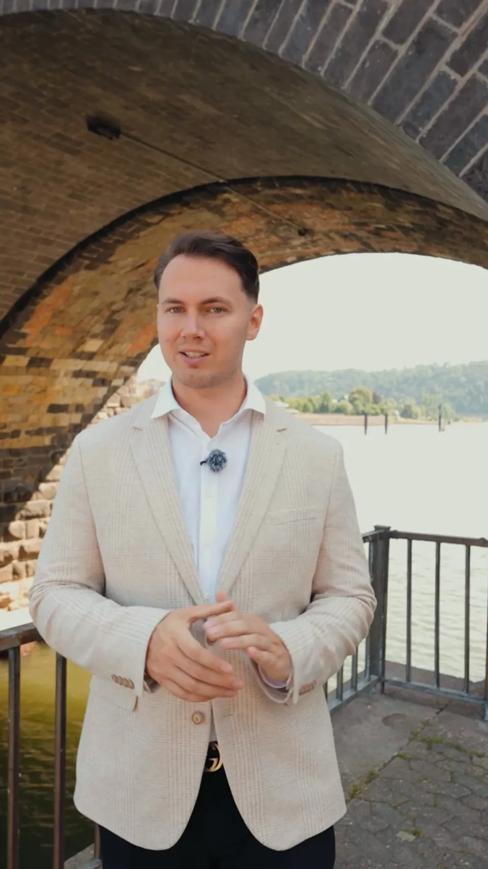 Reel von Feller Immobilien: Julien Feller unter einem Torbogen am Wasser