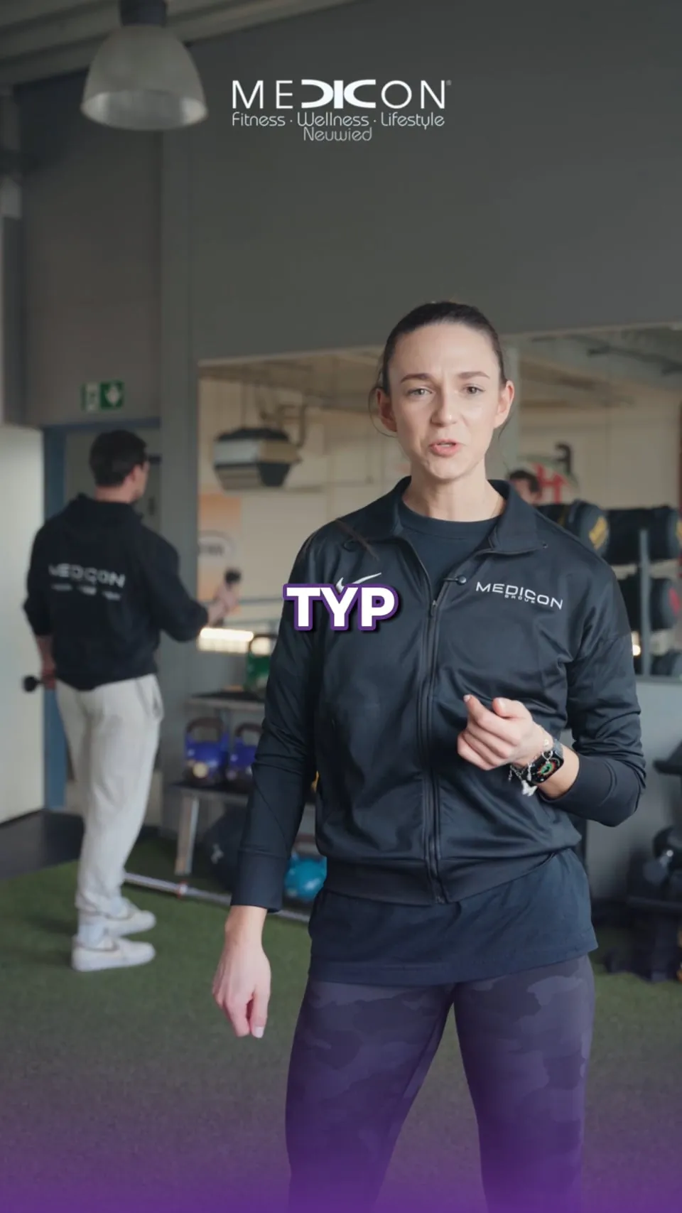 Medicon-Mitarbeiterin im Trainingsbereich des Studios, Szene aus einem Social-Media-Reel