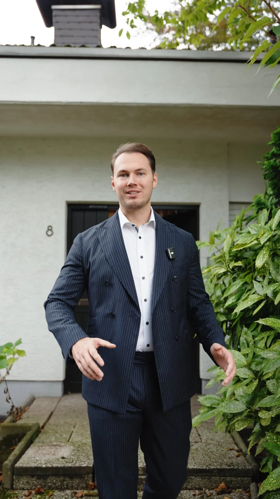 Reel von Feller Immobilien: Julien Feller vor einem Haus mit Garten