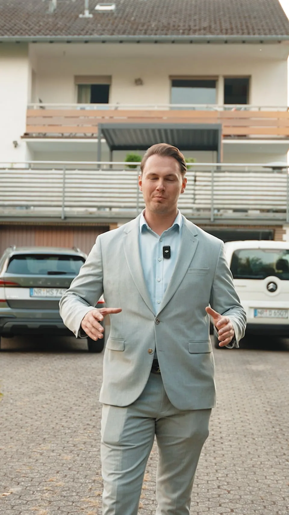 Reel von Feller Immobilien: Julien Feller vor einem Mehrfamilienhaus