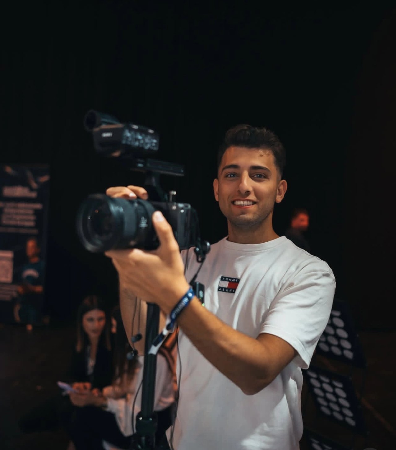 Amro Hassan mit Kamera bei einem Dreh